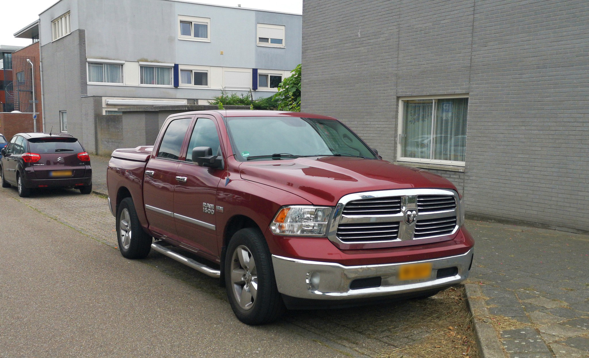 Woonplein in Beek en Donk verdeeld na komst Dodge RAM